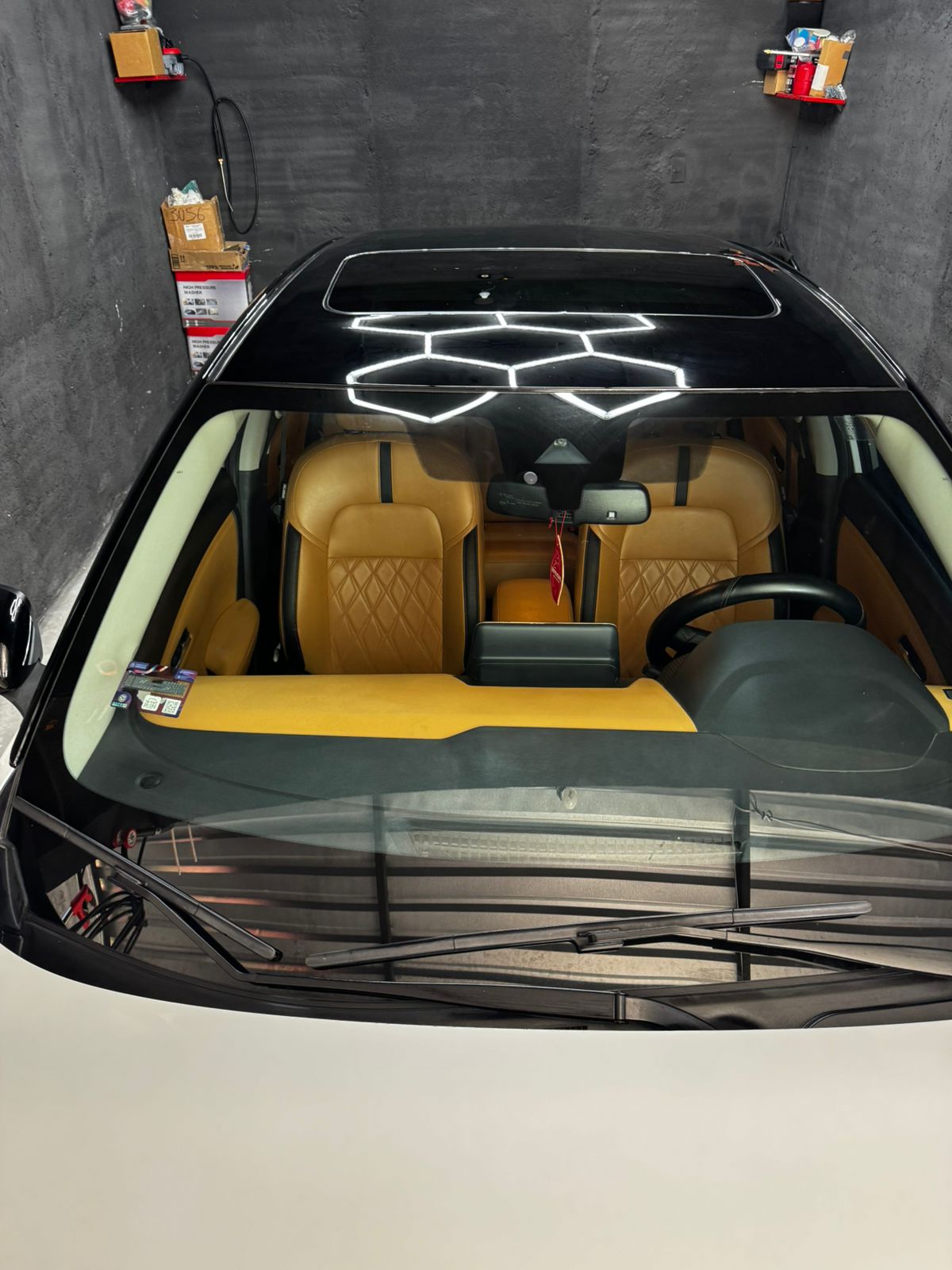 Detalle de acabado exterior automotriz